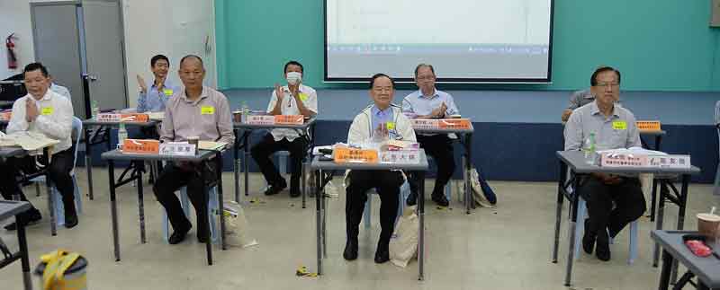 陈大锦（前排中）主持董总代表大会，前排左起为庄俊隆和陈友信。