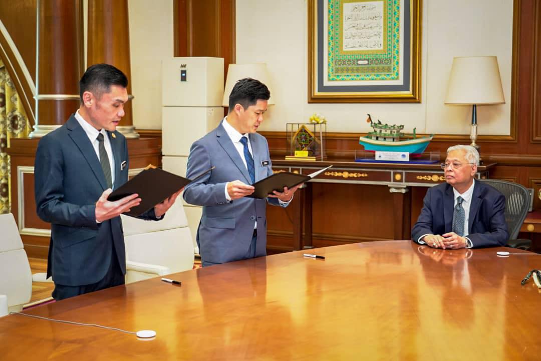马华新生代领袖郭大雄（左起）及蔡福光，于周一（27日）在首相拿督斯里依斯迈沙比里面前宣誓就职，分别出任交通部长政治秘书及首相政治秘书。