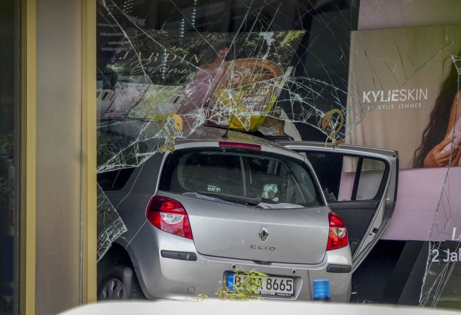 肇祸的汽车撞进一间商店内，导致玻璃破裂。（美联社）