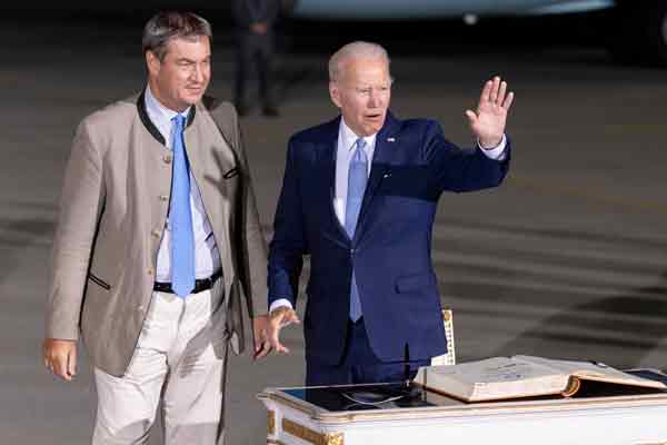 美国总统拜登周六飞抵慕尼黑机场，受到巴伐利亚州总理索德（左）迎接。（美联社）