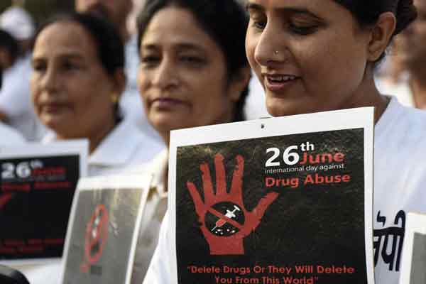 在印度阿姆利则市，旁遮普警察成员周日举行醒觉运动，呼吁远离毒品。（法新社）

