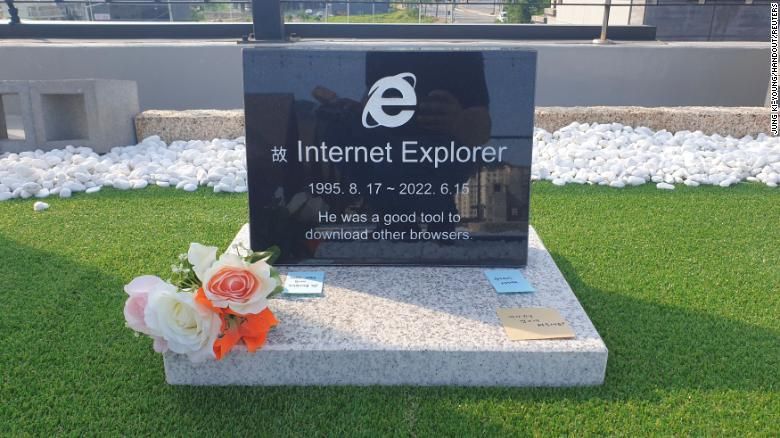 韩国一名软件工程师特地为IE立了一个墓碑，上面的悼文令人捧腹。