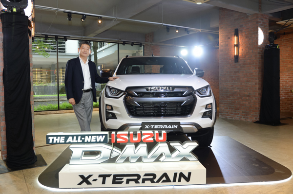 ▲五十铃首席执行员兼董事经理冈添俊介为升级版Isuzu D-MAX X-Terrian 主持推介。