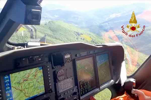 意大利空军搜救队11日在摩德纳帕武洛的托斯卡纳-艾米利亚山区搜寻。（欧新社）