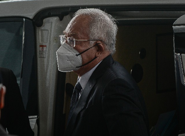 纳吉到吉隆坡高庭受审。 