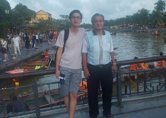 潘君胜与潘健章两父子，在2018年前往越南会安古镇旅游的合照。