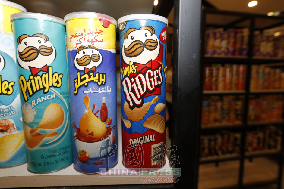陈文松特别喜欢波浪型的Pringles 薯片，这是众多收藏中的唯一波浪型薯片罐。