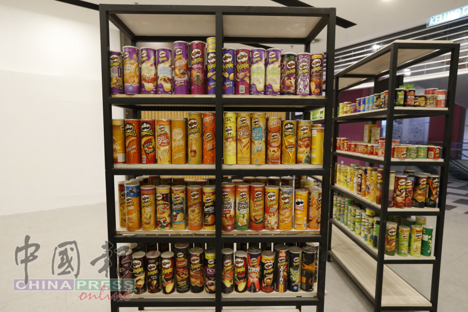 陈文松把其900多罐的珍藏Pringles罐子放到KL Gateway广场展示。