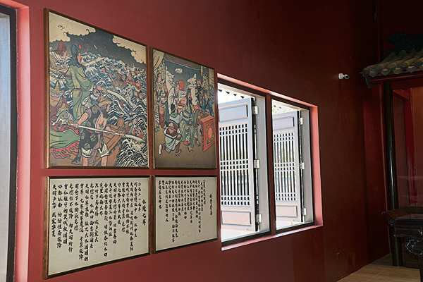 关帝庙里挂着多幅杜溪的作品，以画作和文字的方式介绍关帝的事迹。