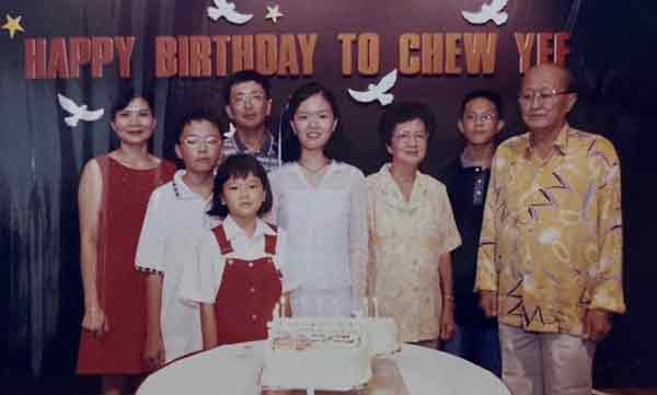 20年前的2002年，林家为刚满18岁的女儿林秋仪（右4）庆生，右起拿督斯里林木生、林金河和拿汀斯里廖淑文，后排左起王瑞芳和林福山，前排左起林金杰和林秋珍。
