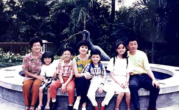 林福山（右）于1995年前带同家人去新加坡旅行，左起林福山母亲廖淑文、林秋珍、林金河、王瑞芳、林金杰和林秋仪。