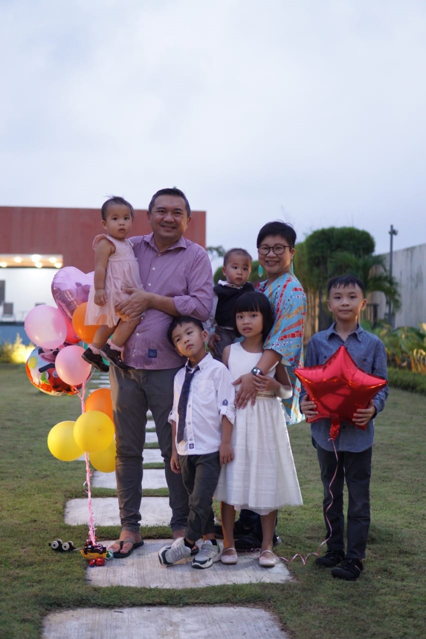 每逢妻儿生日，黄思汉（左起）都会抽空与家人一同庆祝，如今年长子与排行第二的龙凤胎，因生日日期只相隔一周而一起庆祝。