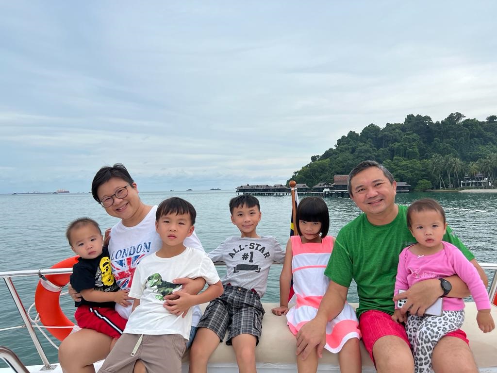 尽管工作事务繁忙,但黄思汉(右起)仍坚持趁着空档时间,举家出游并带孩子进行户外活动,藉此促进亲子关系。