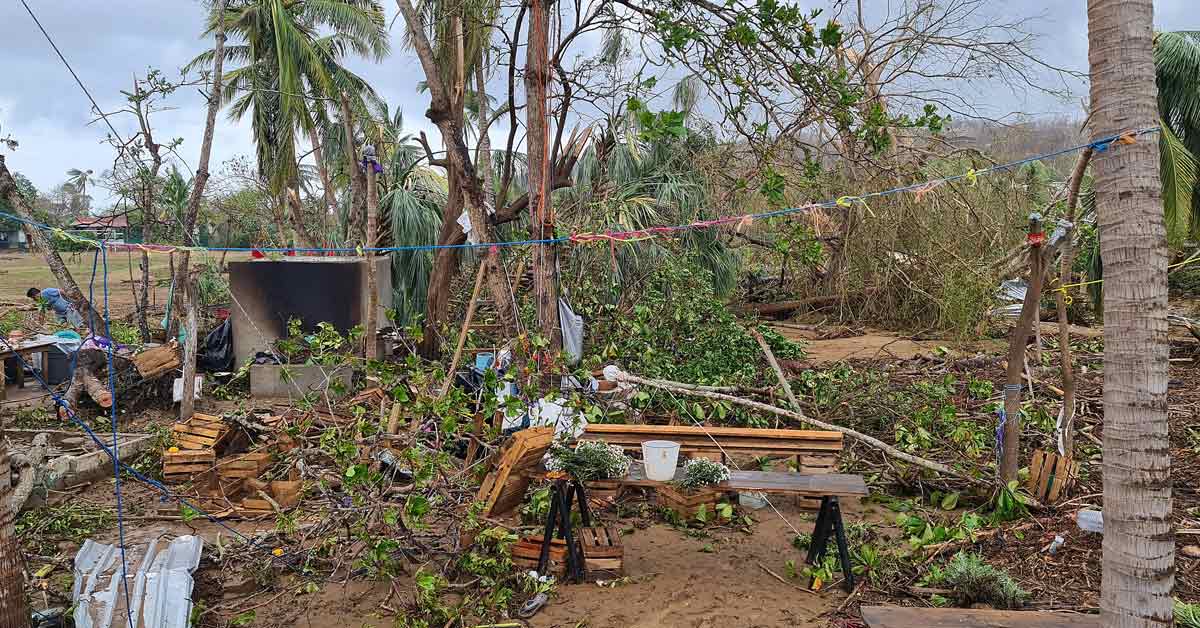 “艾加沙”飓风袭击墨西哥，导致瓦哈卡州的房屋被摧毁，居民返回家园收拾残局。（欧新社）