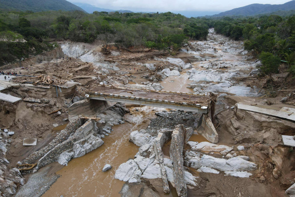 “艾加沙”飓风威力惊人，墨西哥瓦哈州的一座桥梁遭破坏损毁。（法新社）