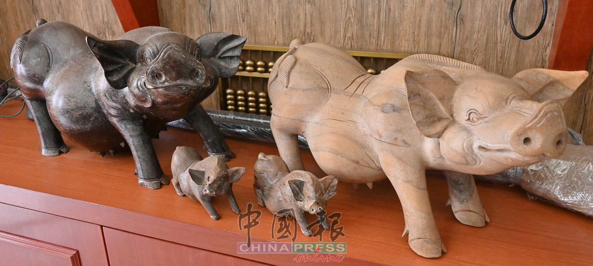 来自印尼的雕刻家使用木桐雕刻出不同神韵的猪只，是林汶辉最喜爱的收藏品之一。