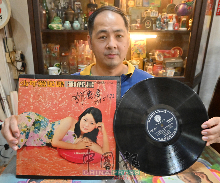 吴柏伸展示他最珍贵的邓丽君亲笔签名黑胶唱片。
