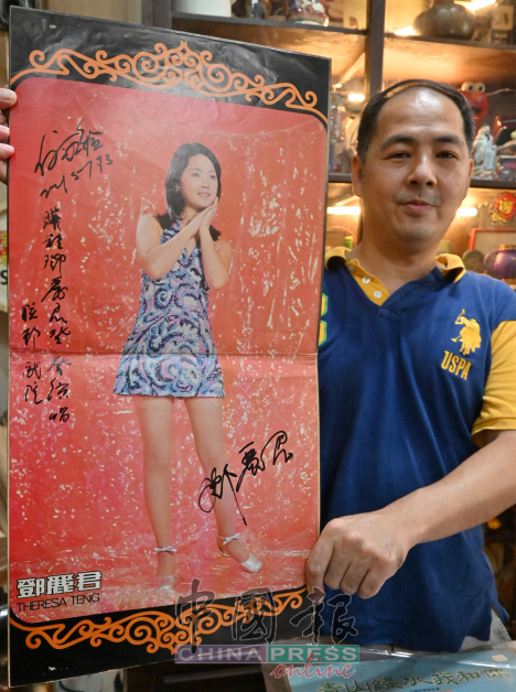 《少年爱姑娘》黑胶里面附上海报，也有邓丽君的笔迹。