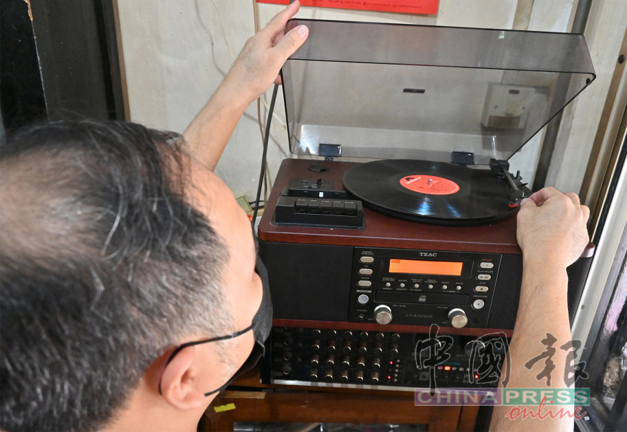 吴柏伸使用唱盘机播放邓丽君的歌曲。