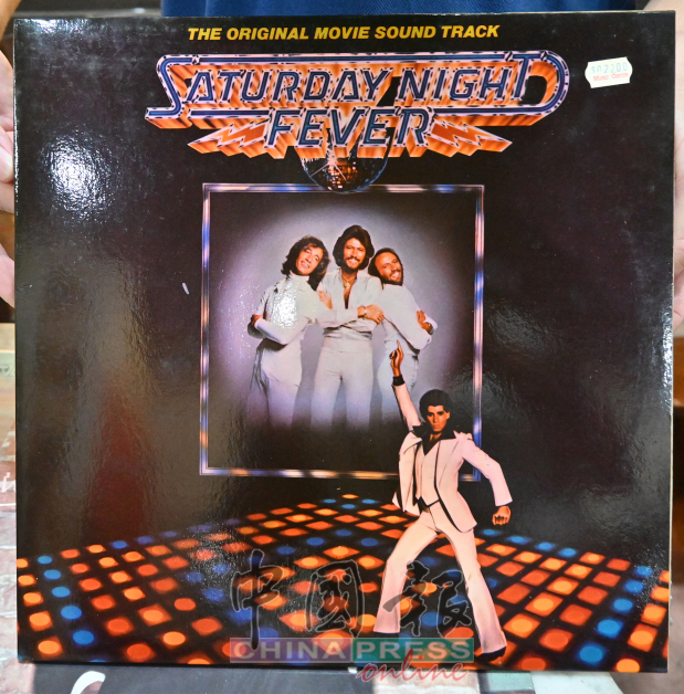 《周末夜狂热》（Saturday Night Fever）是70、80年代的“迪斯可”必播歌曲。