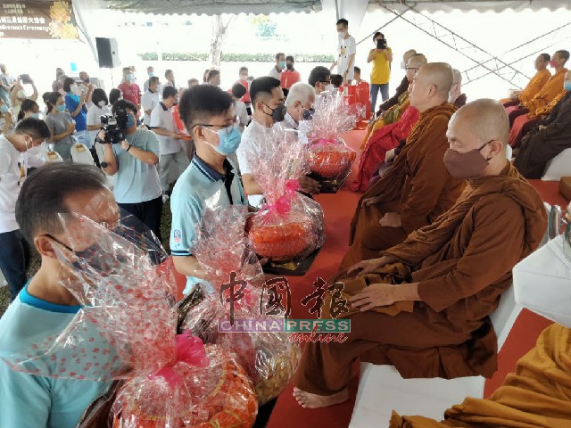 刘峻宾（左3）、彭文宝等筹委会代表进行供僧资具仪式。