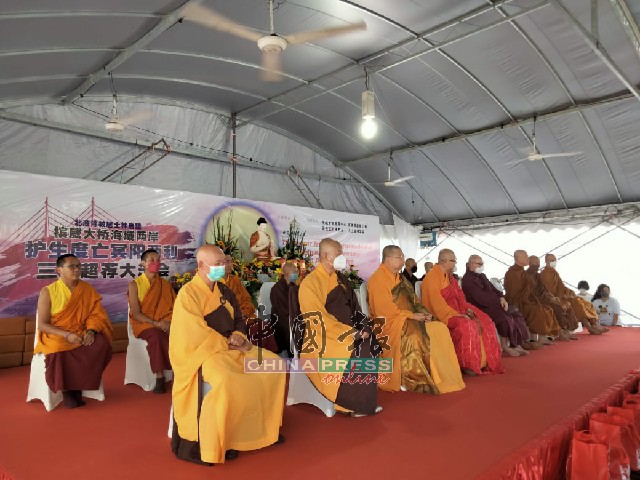 共有15名僧人长老法师，出席超度大会。