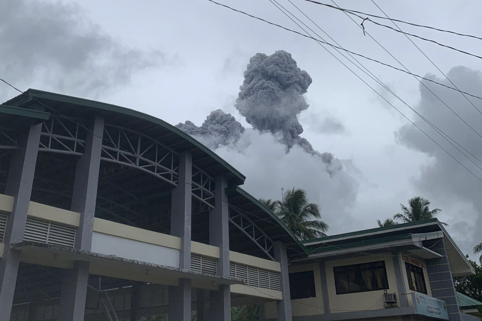 菲律宾索索贡省布卢桑火山爆发。