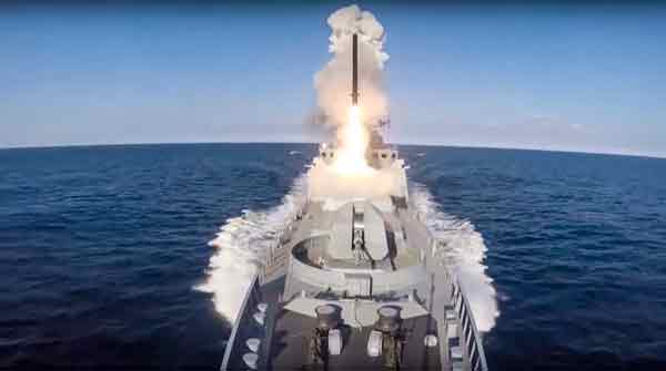 俄罗斯黑海护卫舰19日发射巡航导弹，打击乌克兰目标。（美联社）