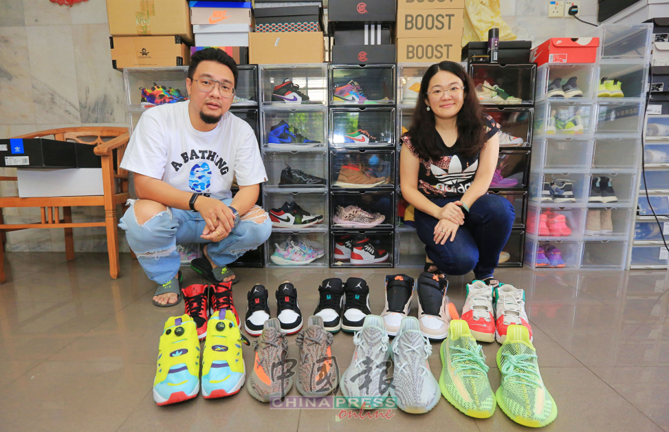 李凯业（左）及曾汇芝两夫妻，拥有68双特别或限量版球鞋，被友人笑称为“百足”夫妻。