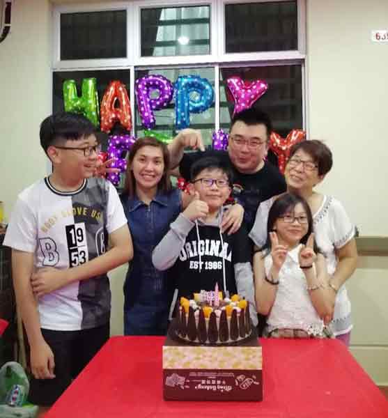 每逢佳节或家庭成员的生日，刘永达会“强制性”要求子女们有所表示。