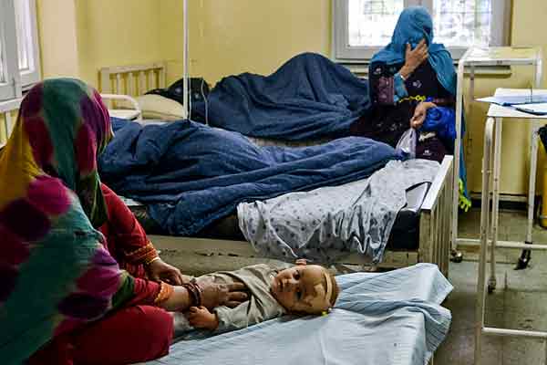 周三在阿富汗帕克提卡省首府沙兰市，一名受伤儿童在接受治疗。（法新社）