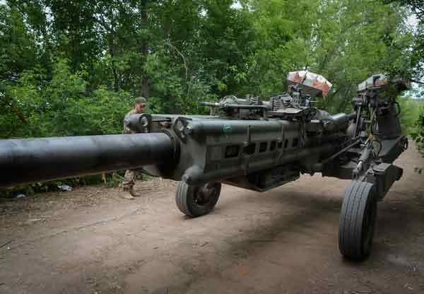 乌克兰士兵使用美国提供的榴弹炮对付俄军。（美联社）