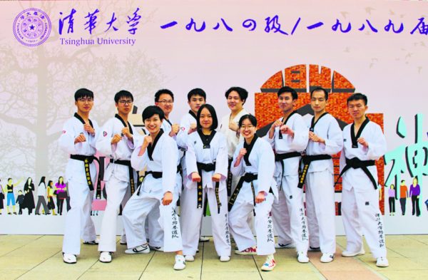 张子轩（右3）也是清华大学跆拳道队的队员。