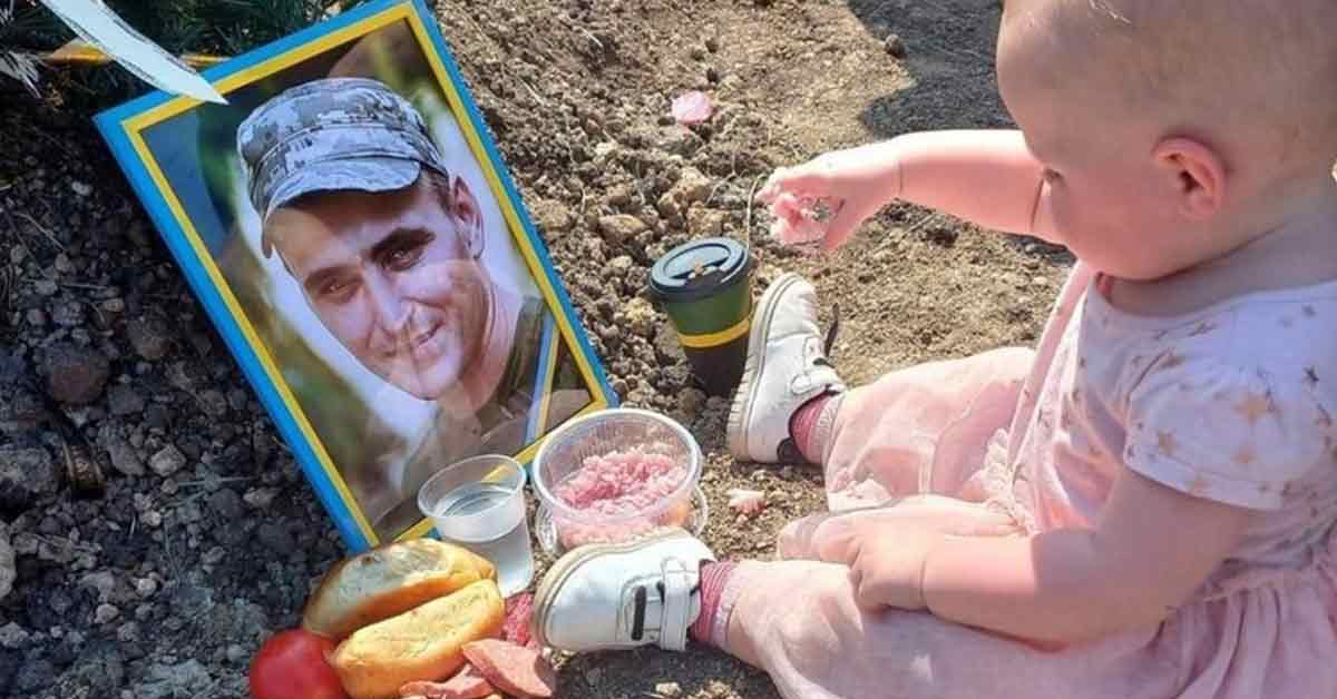 乌克兰阵亡士兵索尔达托夫的女儿满周岁，但她却只能在他的遗照陪伴下共进早餐。