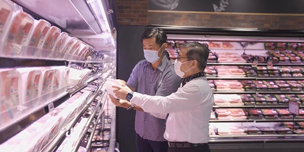  陈国明（左）走访超市了解本地鸡肉的供应情况。（取自面子书）