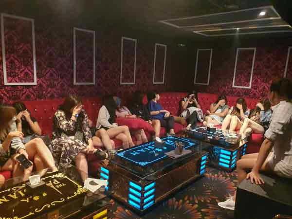 无牌夜总会聘请8名越南籍女郎陪坐，吸引许多外国游客捧场。