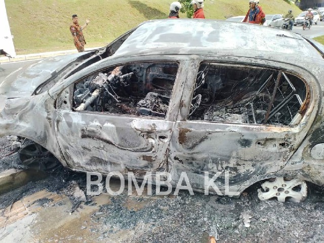 迈薇轿车撞向路肩后起火燃烧，幸女司机及时跳车逃命。
