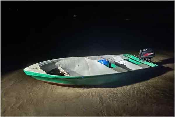 海事执法机构官员发现一艘弃船，相信毒贩跳海逃走。
