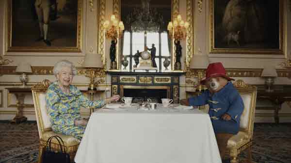英女王伊丽莎白二世与帕丁顿熊享用下午茶。