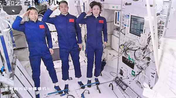 航天员陈冬（中）、刘洋（右）和蔡旭哲，周日进驻天和核心舱后，向全国人民敬礼。（新华社）
