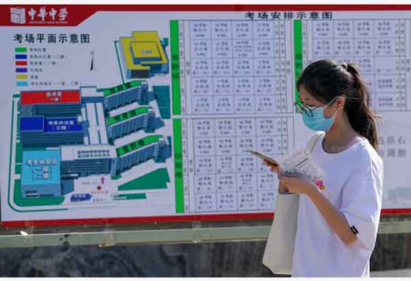 一位考生周二在南京市建邺区中华中学考点备考。（新华社）