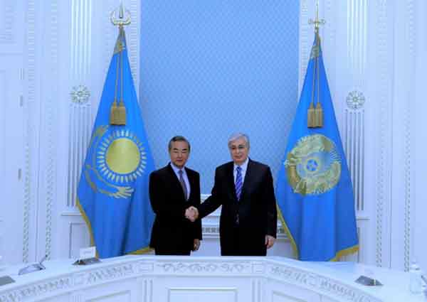 王毅（左）与哈萨克总统托卡耶夫合照。
