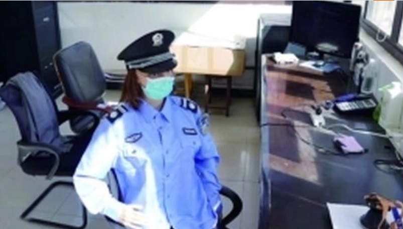 江苏南通某企业消防值班室出现“假人”值班，假人头戴假发身穿保安制服端坐在椅子上。