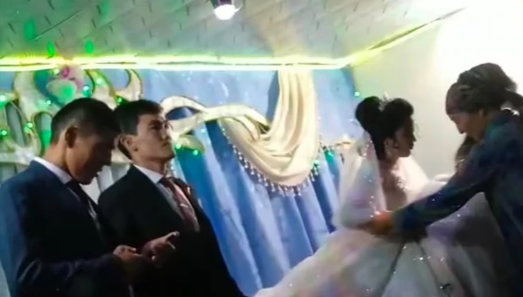 身心受创的新娘（右2）被带离舞台，输不起的新郎（左2）满脸打老婆没什么大不了的表情。