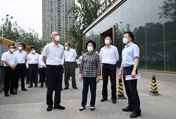 中国副总理孙春兰（右3）周二在北京朝阳区实地考察，进行疫情防控工作。（新华社）
