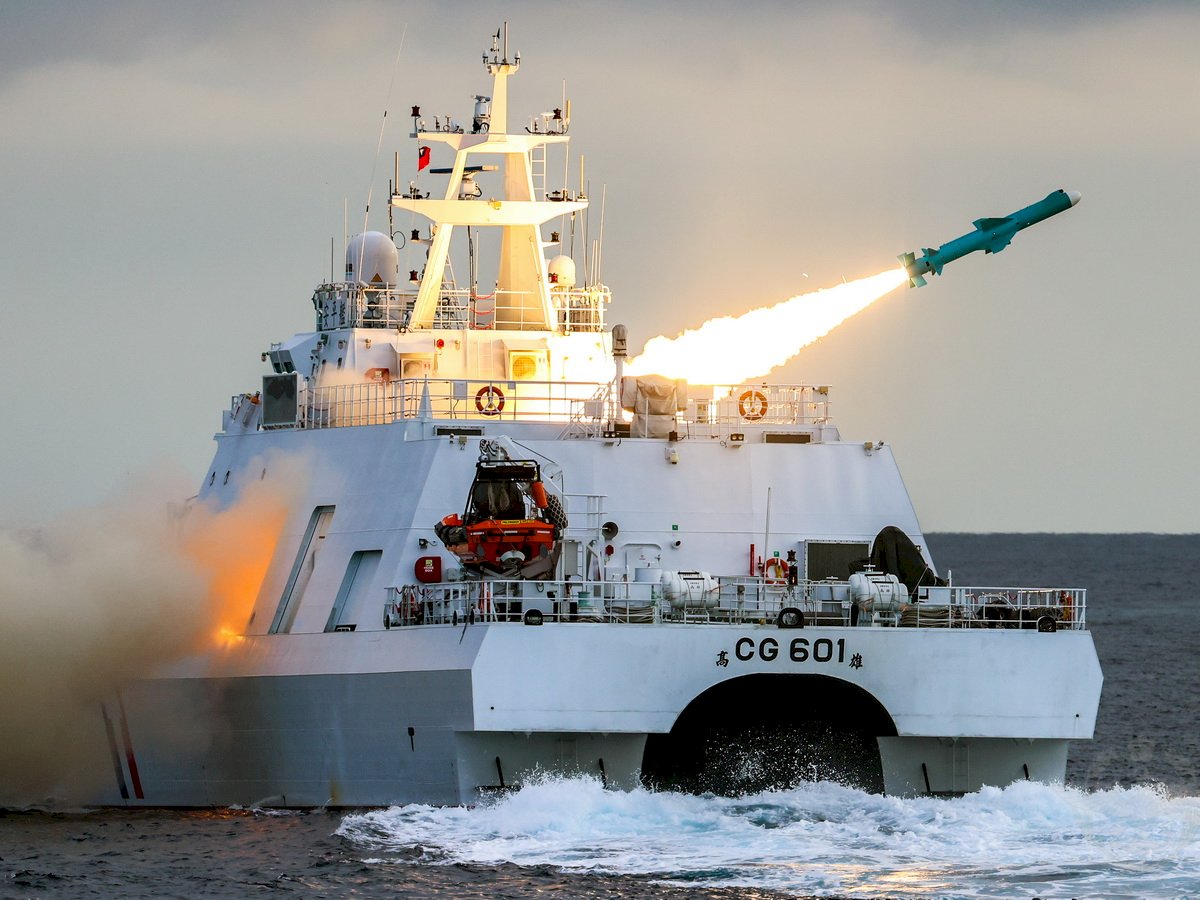 台湾军方5月期间实施年度导弹射击训练，海巡署安平舰发射雄风二型导弹验证“平战转换”机制。（中央社）