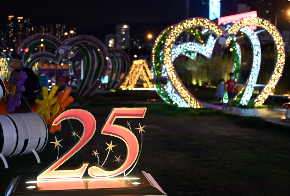 6月18日，香港维多利亚公园内摆着回归祖国25周年灯饰。