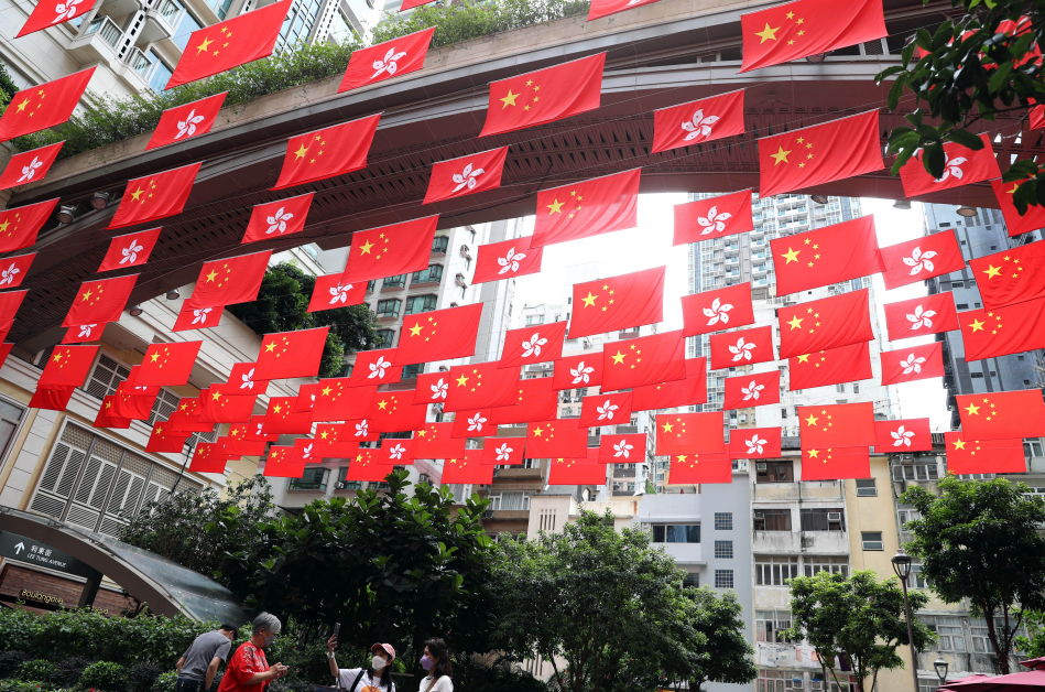 6月16日在香港利东街，中华人民共和国国旗和香港特别行政区区旗迎风飘扬。