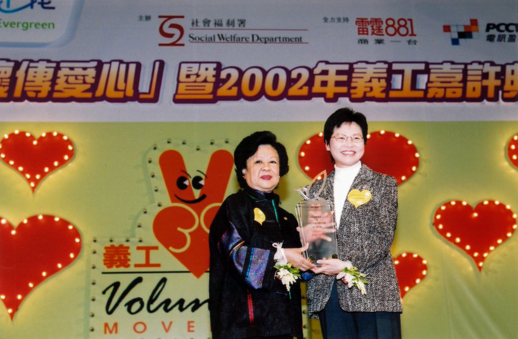 林郑接掌社会福利署署长后，开始崭露头角。图为林郑（右）2002年出席福利署活动。