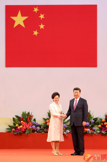 2017年7月1日，林郑（左）宣誓就任香港特别行政区第五任行政长官后，与中国国家主席习近平合照。